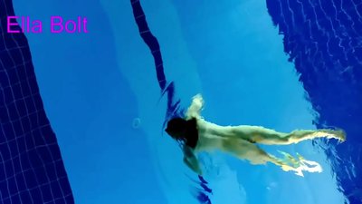 No puedo dejar de mirar, joven rubia pillada nadando desnuda en la piscina del complejo ELLA BOLT